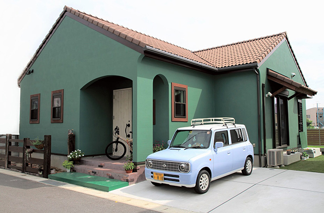 赤茶の瓦屋根と深い緑の塗り壁が彩る童話のような家 - アリスト