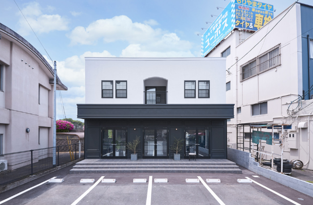 モノトーンを基調としたアパルトマンスタイルの店舗兼住宅
