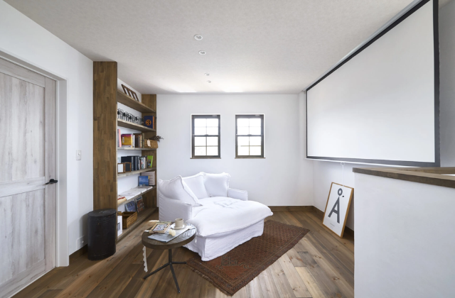 洋室 - アリスト - 陶器瓦と漆喰が美しく調和するカントリーテイストの2階建て