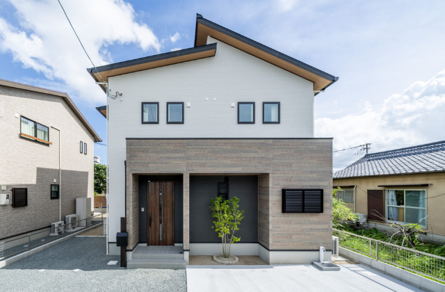 外観 - アリスト - 吹き抜けがある段違い屋根のナチュラルモダンな2階建て