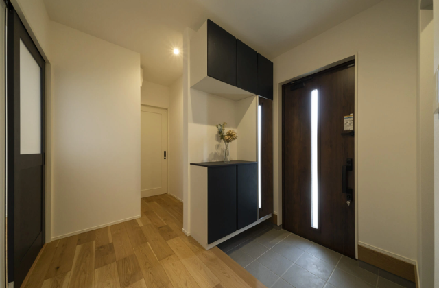 玄関 - アリスト - 吹き抜けがある段違い屋根のナチュラルモダンな2階建て