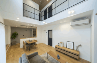 LDK - アリスト - 吹き抜けがある段違い屋根のナチュラルモダンな2階建て