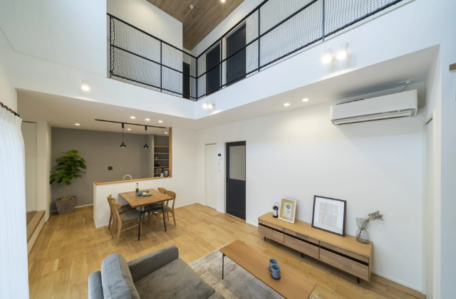 LDK - アリスト - 吹き抜けがある段違い屋根のナチュラルモダンな2階建て