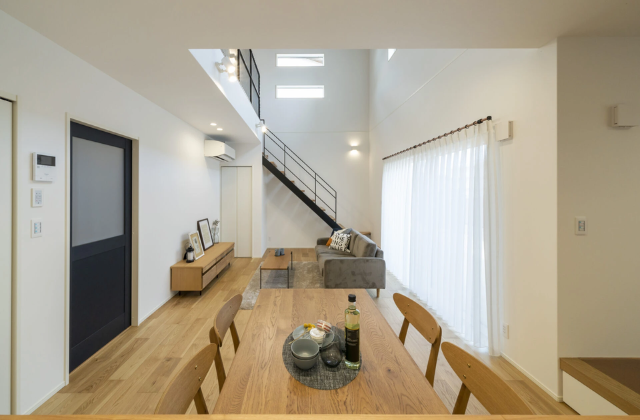 ダイニング - アリスト - 吹き抜けがある段違い屋根のナチュラルモダンな2階建て