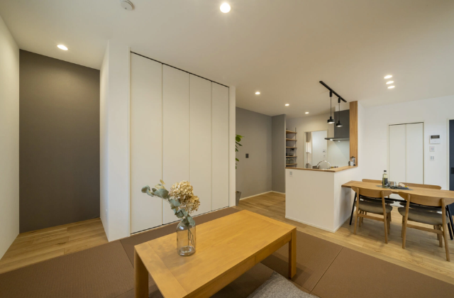 和室 - アリスト - 吹き抜けがある段違い屋根のナチュラルモダンな2階建て