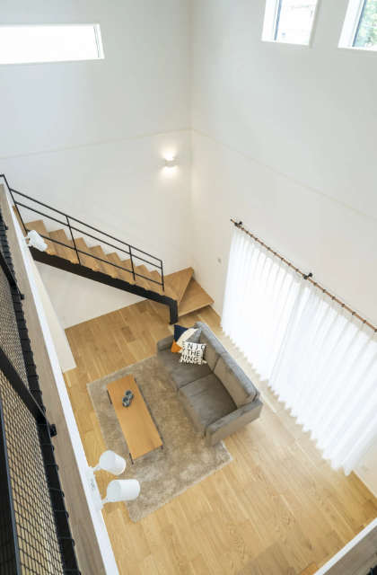 吹き抜け - アリスト - 吹き抜けがある段違い屋根のナチュラルモダンな2階建て