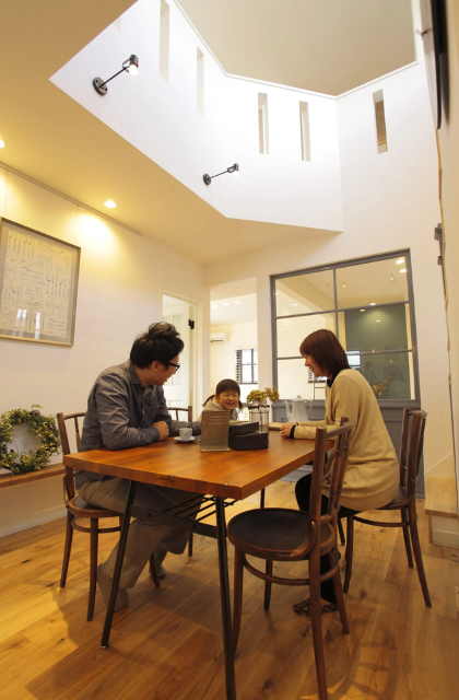 ダイニング - アリスト - アパルトマンスタイルの外観が魅力的な木の温かみに包まれる2階建て