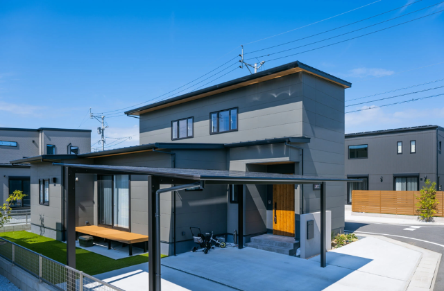 洗練されたナチュラルデザインの吹抜けがある2階建て