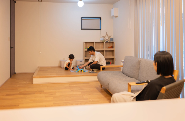 リビング - アリスト - 洗練されたナチュラルデザインの吹抜けがある2階建て