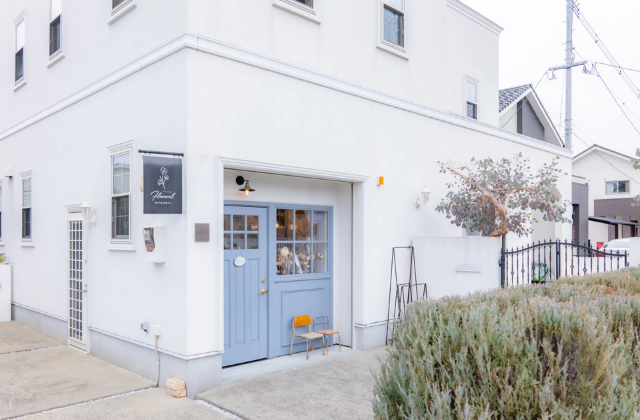 白を基調としたフェミニン×エレガントな店舗併用住宅