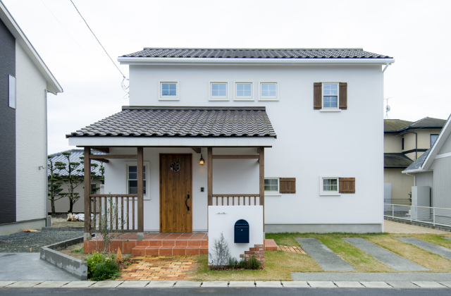 好きを愉しむプロヴァンススタイルの木に囲まれる2階建て