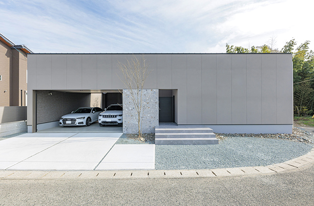 愛猫と豊かに暮らす3つの庭とインナーガレージを備えたリゾートライクな平屋