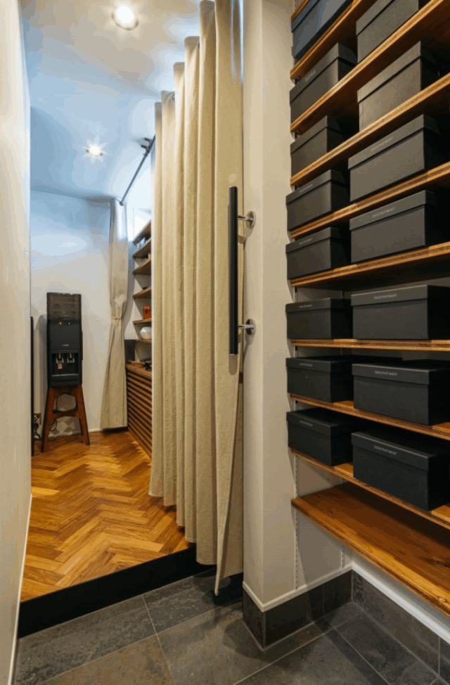 高平モデルハウス「プライバシーを守るインダストリアルデザインの平屋」(熊本市) - バウハウス - シューズクローク
