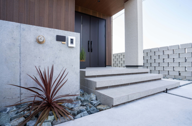 多様な居場所を楽しむ大人モダンでラグジュアリーな住まい - ファンライフ - 玄関外構