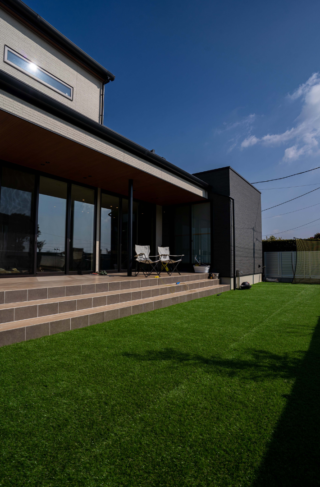 多様な居場所を楽しむ大人モダンでラグジュアリーな住まい - ファンライフ - 庭