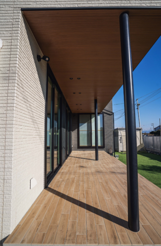 多様な居場所を楽しむ大人モダンでラグジュアリーな住まい - ファンライフ - 縁側