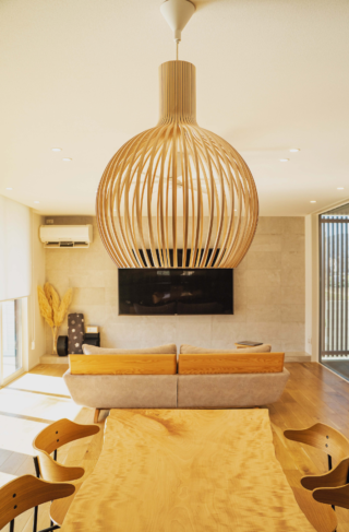 多様な居場所を楽しむ大人モダンでラグジュアリーな住まい - ファンライフ - リビング