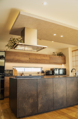 多様な居場所を楽しむ大人モダンでラグジュアリーな住まい - ファンライフ - キッチン