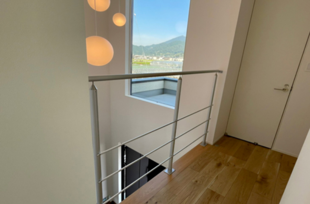 多様な居場所を楽しむ大人モダンでラグジュアリーな住まい - ファンライフ - 吹き抜け