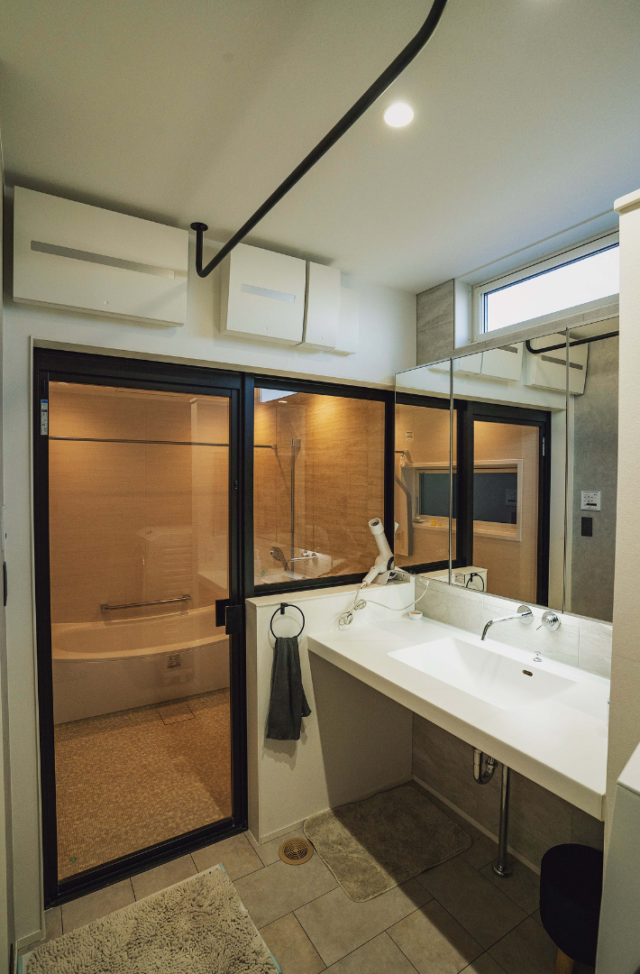 多様な居場所を楽しむ大人モダンでラグジュアリーな住まい - ファンライフ - 洗面・浴室