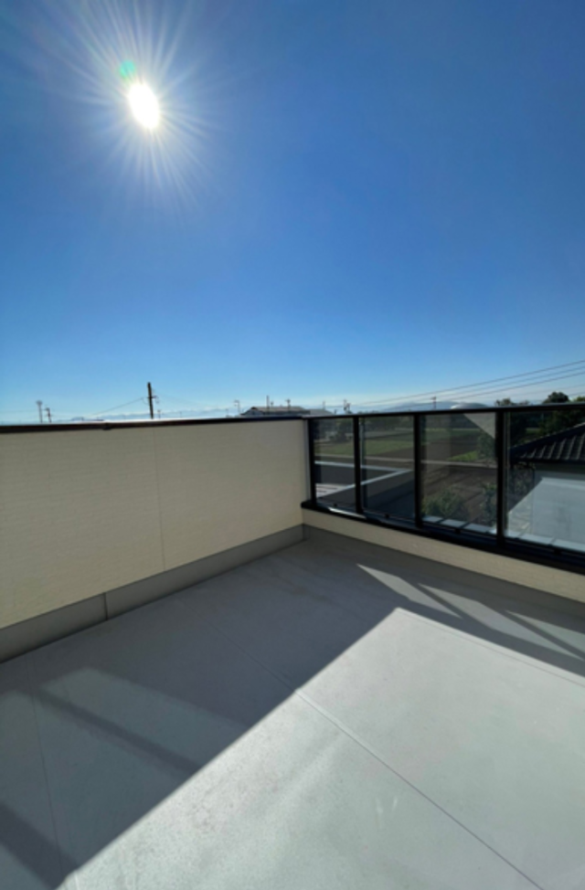 多様な居場所を楽しむ大人モダンでラグジュアリーな住まい - ファンライフ - バルコニー