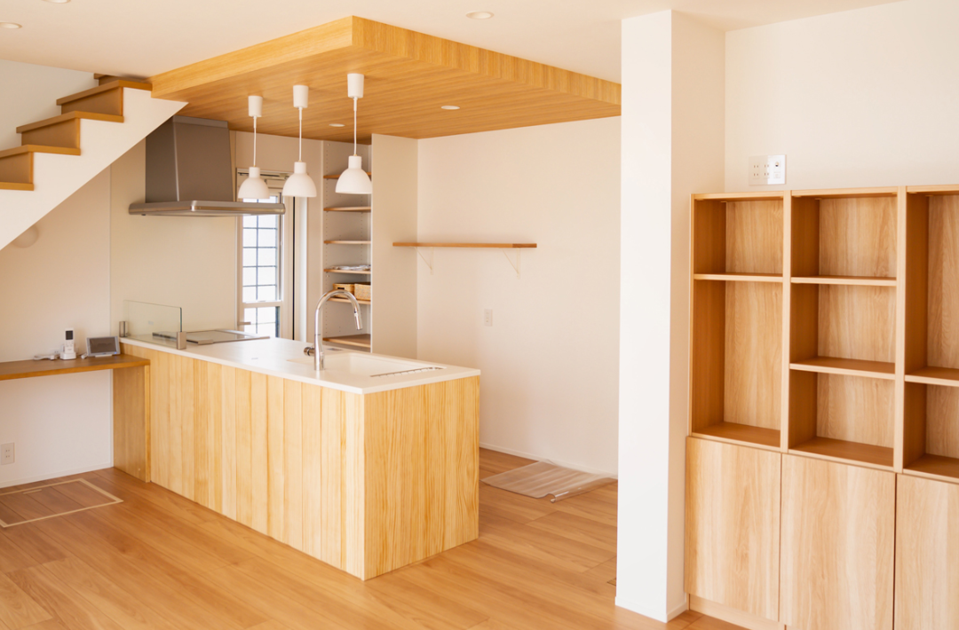 塗り壁の風合いと木の質感が響き合うシンプルで温かみのある機能的な2階建て