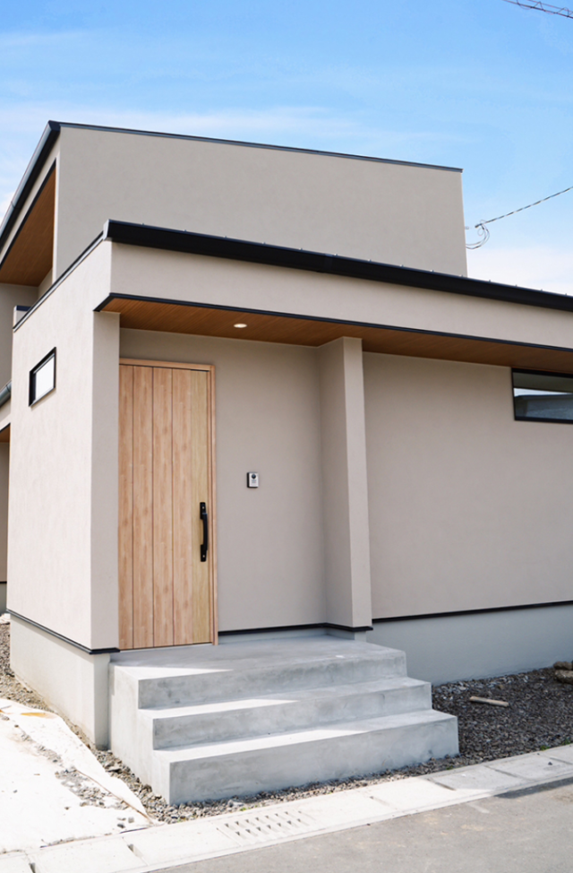 塗り壁の風合いと木の質感が響き合うシンプルで温かみのある機能的な2階建て - ファンライフ - 外観