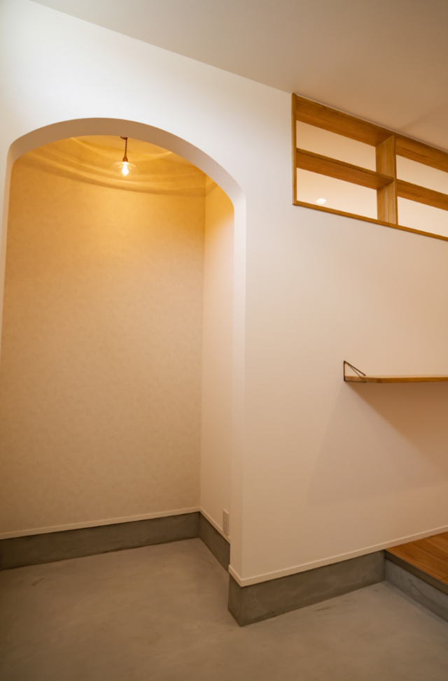 塗り壁の風合いと木の質感が響き合うシンプルで温かみのある機能的な2階建て - ファンライフ - 玄関土間収納