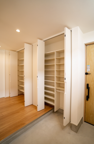 塗り壁の風合いと木の質感が響き合うシンプルで温かみのある機能的な2階建て - ファンライフ - 玄関収納