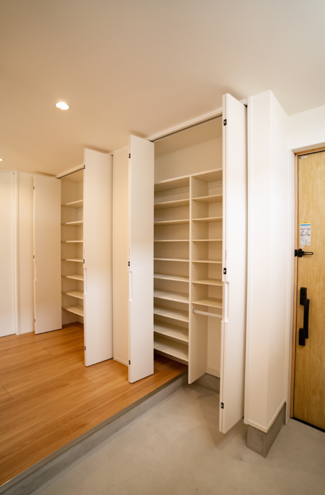 塗り壁の風合いと木の質感が響き合うシンプルで温かみのある機能的な2階建て - ファンライフ - 玄関収納