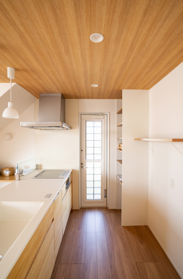 塗り壁の風合いと木の質感が響き合うシンプルで温かみのある機能的な2階建て - ファンライフ - キッチン