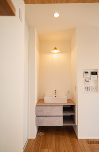 塗り壁の風合いと木の質感が響き合うシンプルで温かみのある機能的な2階建て - ファンライフ - 洗面スペース