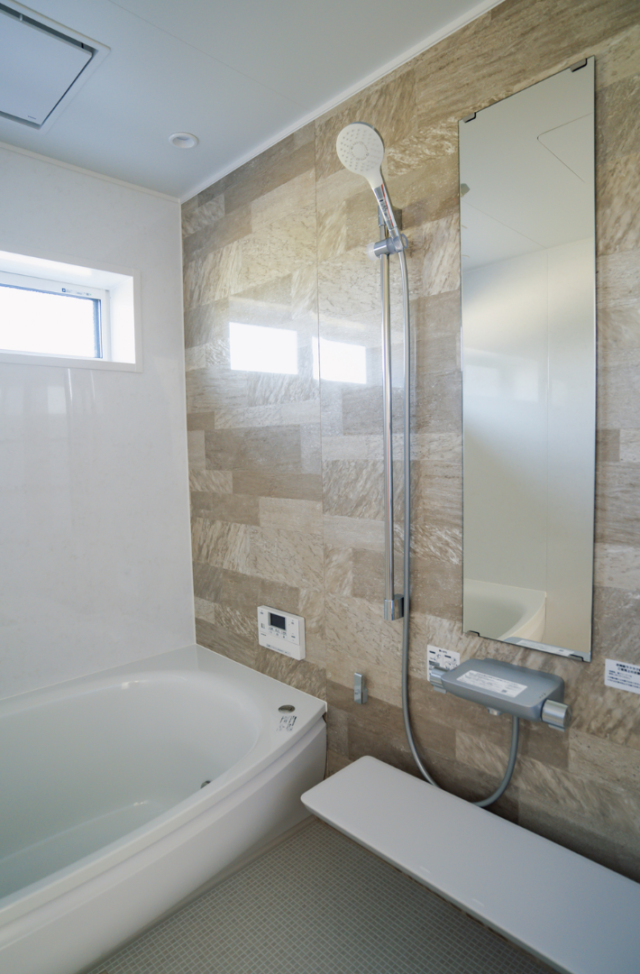 塗り壁の風合いと木の質感が響き合うシンプルで温かみのある機能的な2階建て - ファンライフ - 浴室