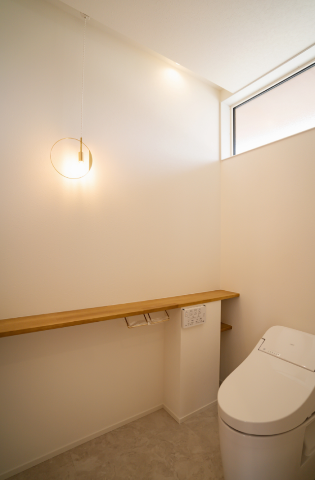 塗り壁の風合いと木の質感が響き合うシンプルで温かみのある機能的な2階建て - ファンライフ - トイレ