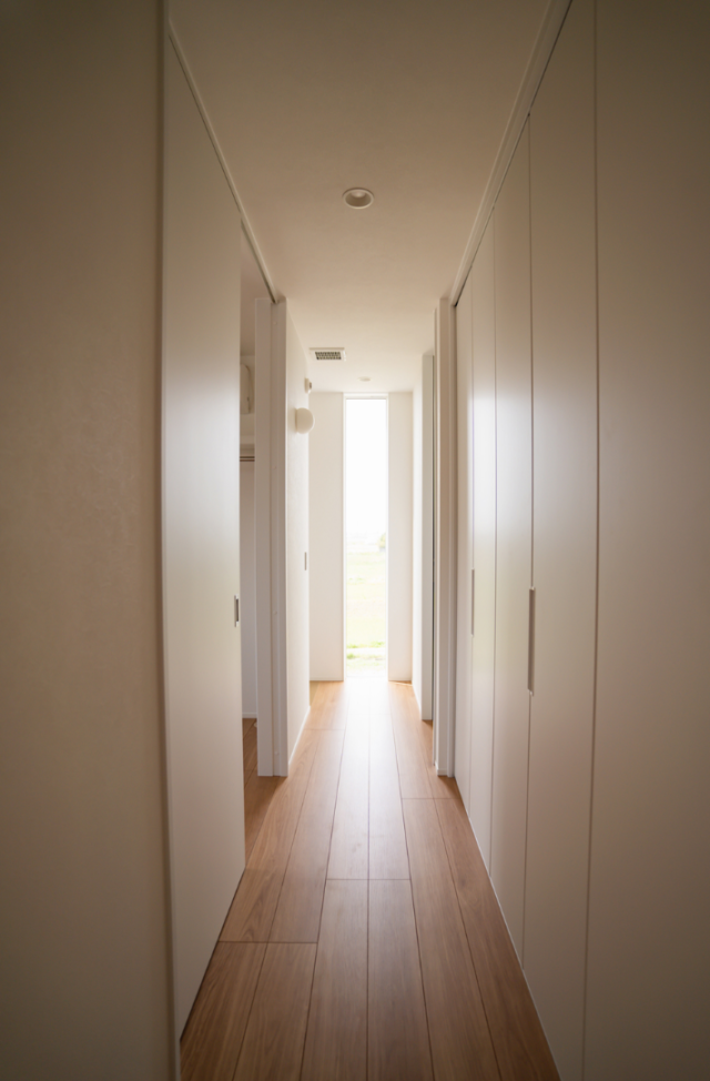 塗り壁の風合いと木の質感が響き合うシンプルで温かみのある機能的な2階建て - ファンライフ - 2階廊下