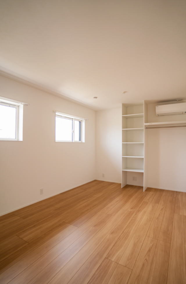 塗り壁の風合いと木の質感が響き合うシンプルで温かみのある機能的な2階建て - ファンライフ - 洋室