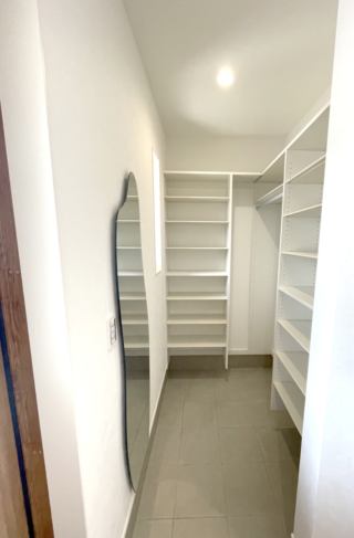 木目とグリーンの外壁に白い立体的な造形が映える片流れ屋根の2階建て - ファンライフ - 玄関収納