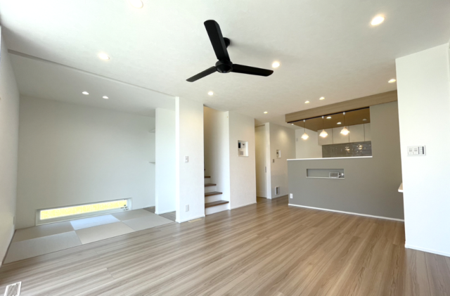 木目とグリーンの外壁に白い立体的な造形が映える片流れ屋根の2階建て - ファンライフ - LDK