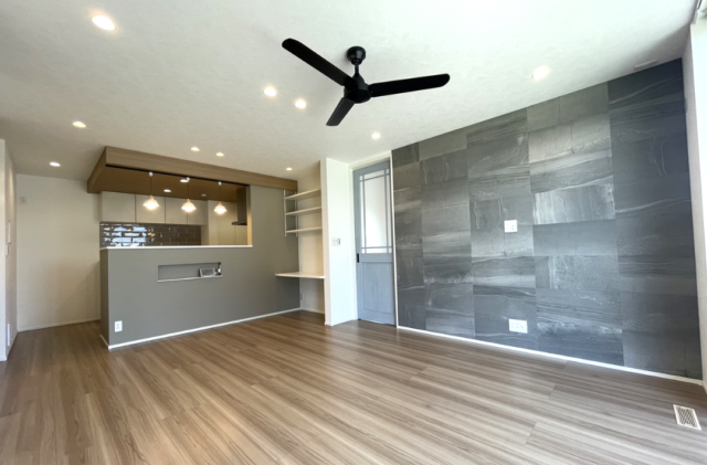 木目とグリーンの外壁に白い立体的な造形が映える片流れ屋根の2階建て - ファンライフ - リビング