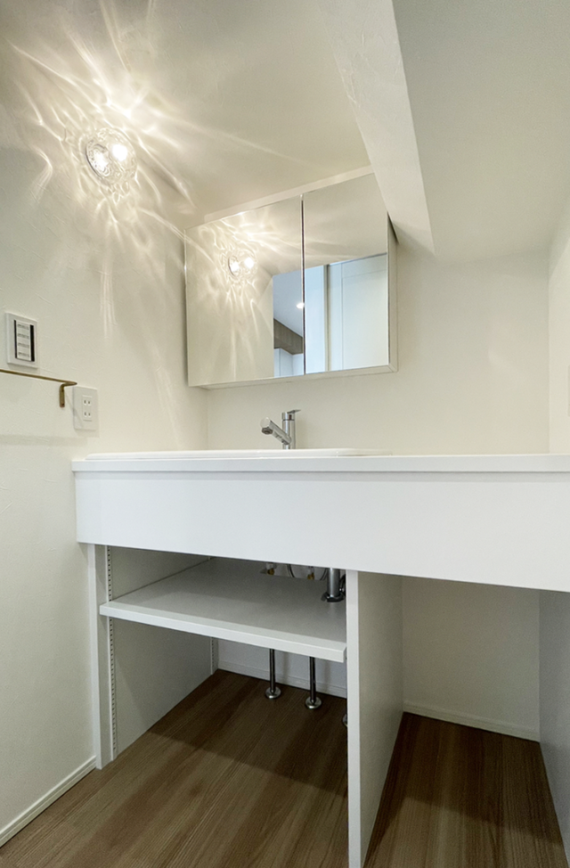 木目とグリーンの外壁に白い立体的な造形が映える片流れ屋根の2階建て - ファンライフ - 洗面スペース