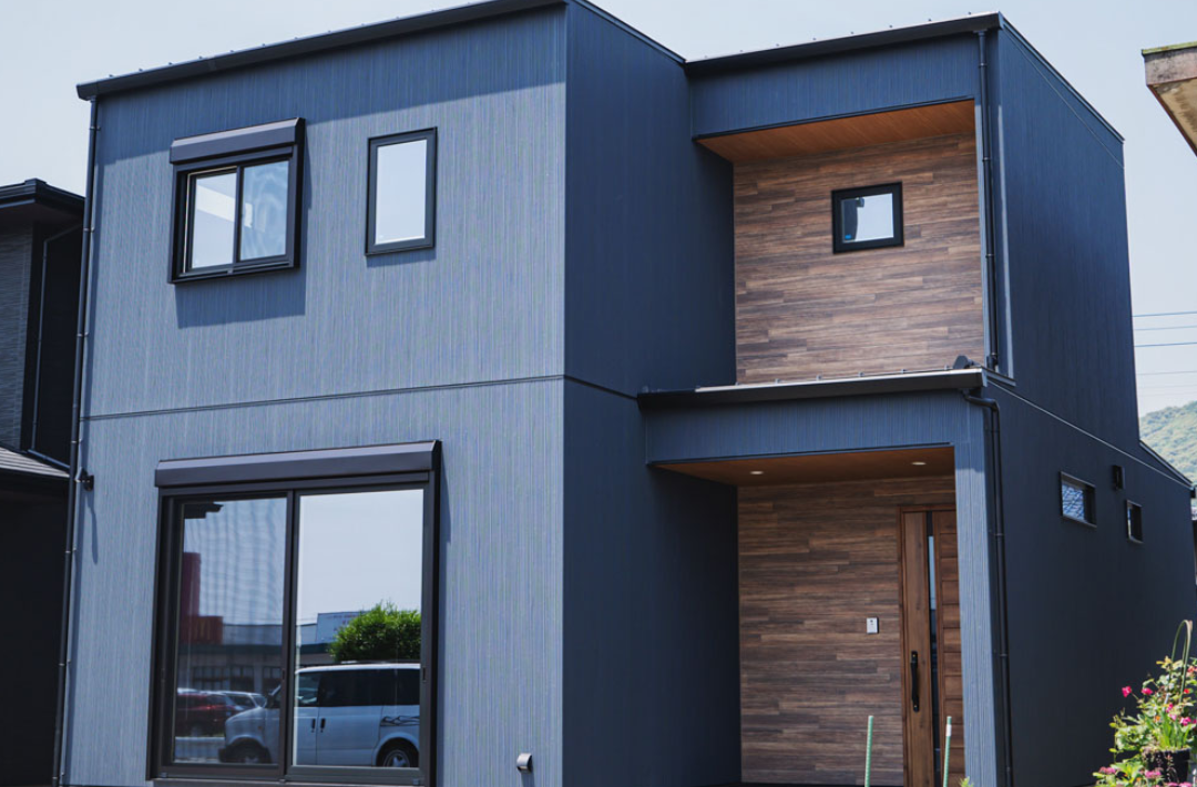 深い緑のクロスと造作収納の意匠美がLDKの主役を飾るモダンな2階建て