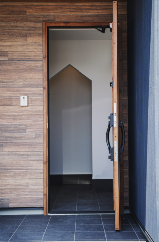 深い緑のクロスと造作収納の意匠美がLDKの主役を飾るモダンな2階建て - ファンライフ - 玄関