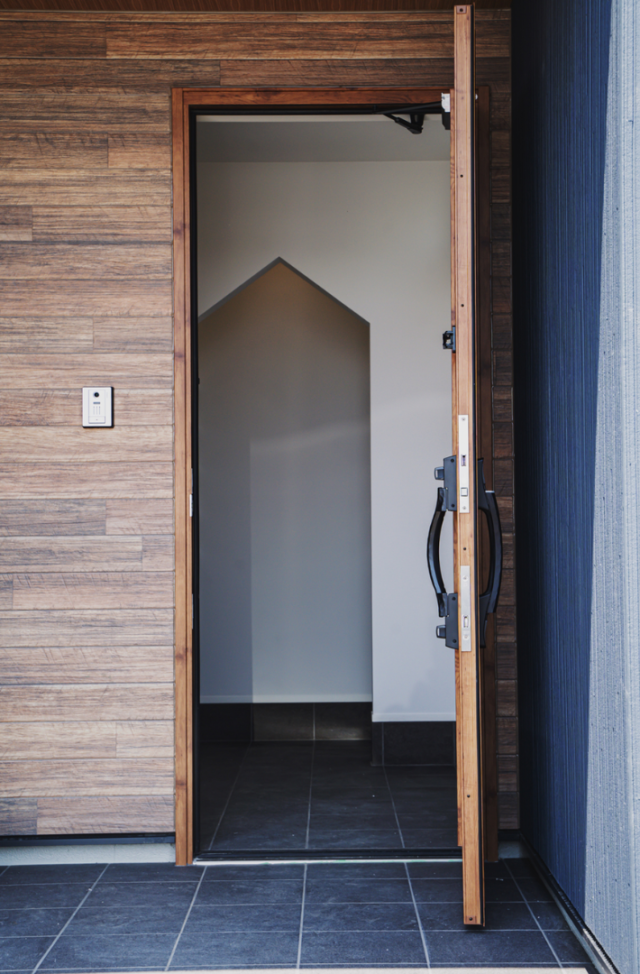 深い緑のクロスと造作収納の意匠美がLDKの主役を飾るモダンな2階建て - ファンライフ - 玄関