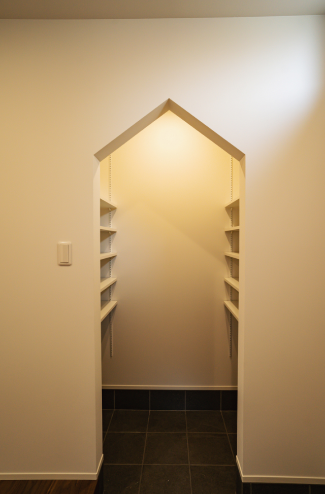 深い緑のクロスと造作収納の意匠美がLDKの主役を飾るモダンな2階建て - ファンライフ - 玄関収納