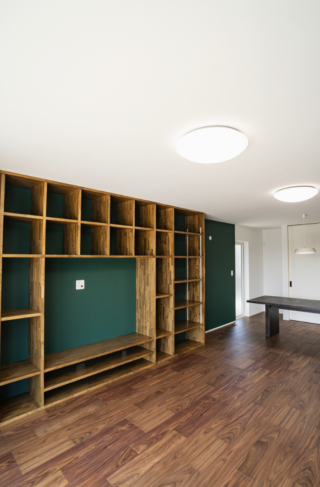 深い緑のクロスと造作収納の意匠美がLDKの主役を飾るモダンな2階建て - ファンライフ - リビング