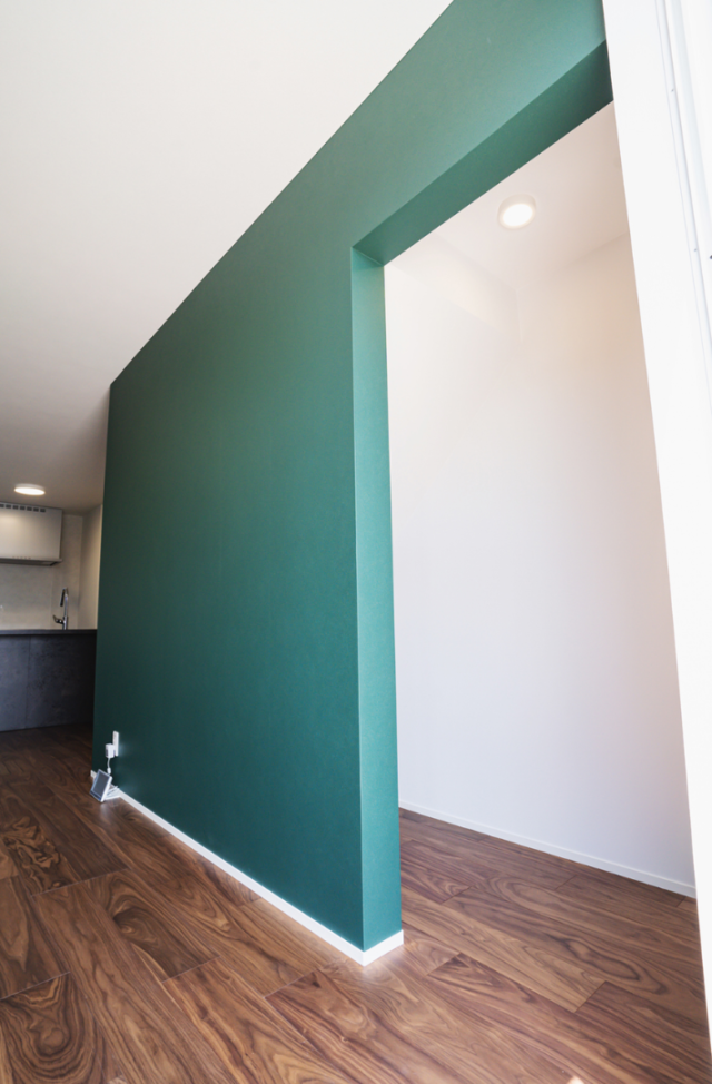 深い緑のクロスと造作収納の意匠美がLDKの主役を飾るモダンな2階建て - ファンライフ - 階段下収納