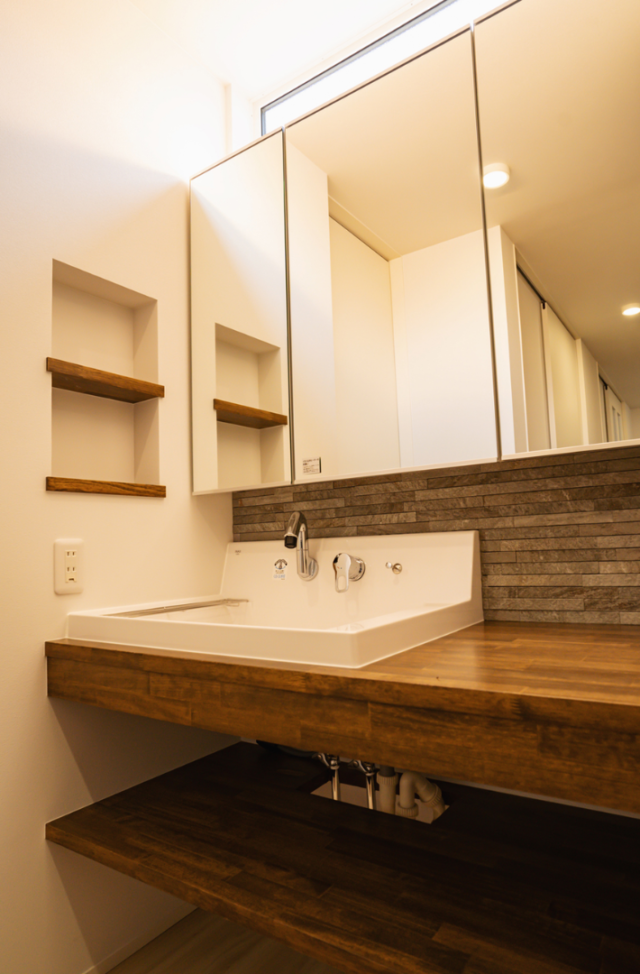 深い緑のクロスと造作収納の意匠美がLDKの主役を飾るモダンな2階建て - ファンライフ - 洗面スペース