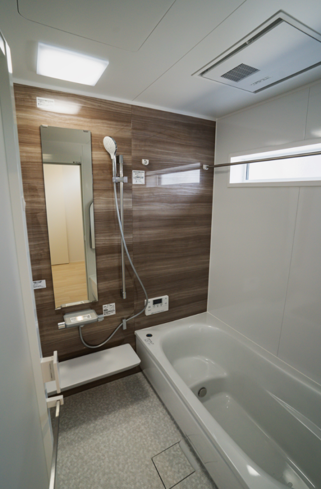 深い緑のクロスと造作収納の意匠美がLDKの主役を飾るモダンな2階建て - ファンライフ - 浴室