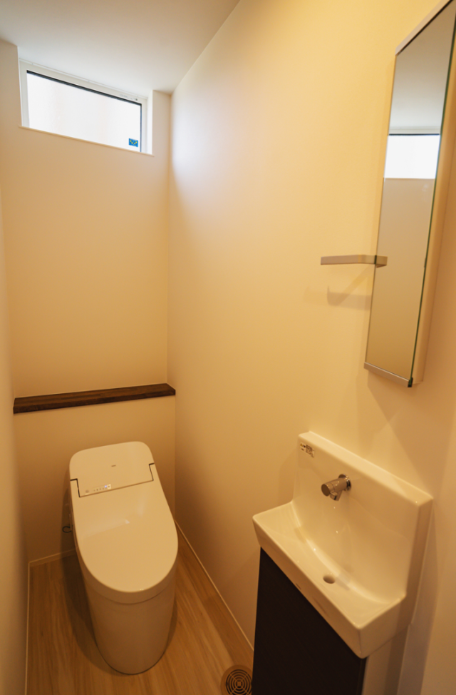 深い緑のクロスと造作収納の意匠美がLDKの主役を飾るモダンな2階建て - ファンライフ - トイレ