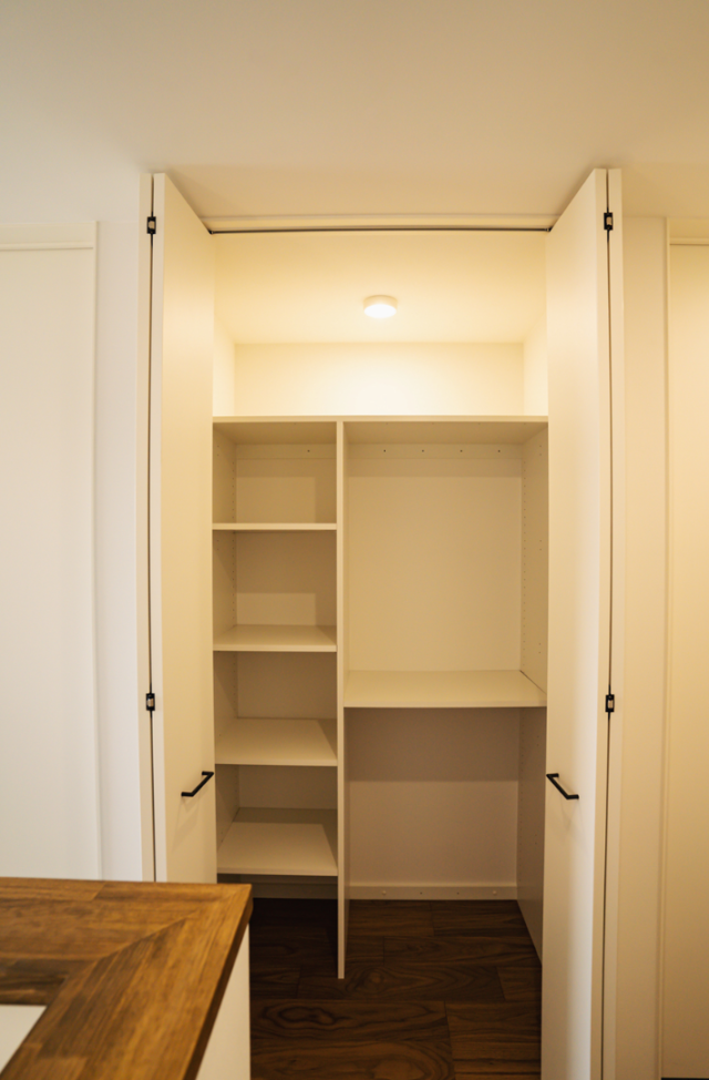 深い緑のクロスと造作収納の意匠美がLDKの主役を飾るモダンな2階建て - ファンライフ - 2階ホール収納